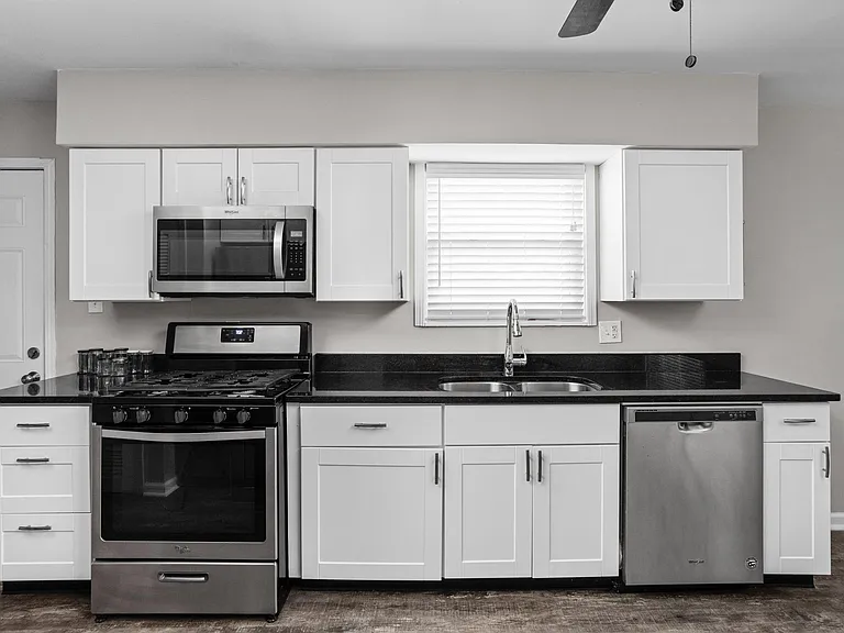 2210 Pleasant St — Photo 11