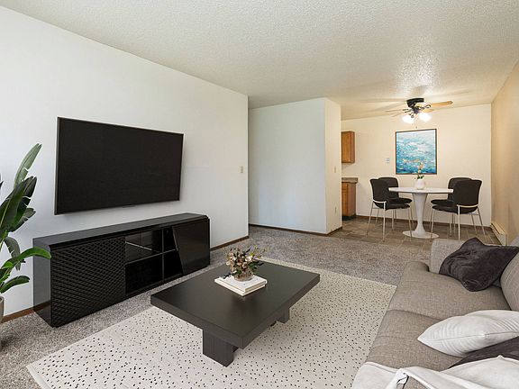 Fargo, ND Maplewood Bend Apartments | Living