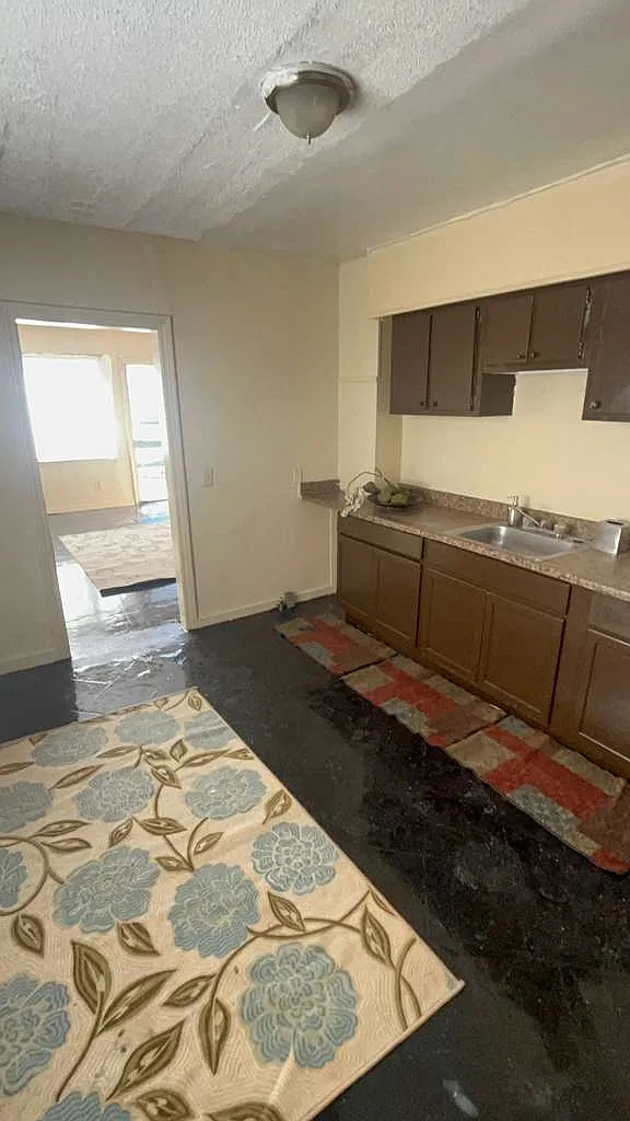 5 bed, 1400 sqft, $1,400 — Photo 2