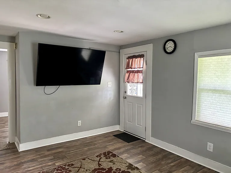 109 Westside Dr — Photo 2