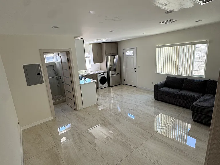 8342 Wilbur Ave — Photo 5