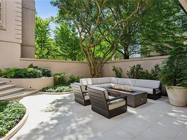 2525 Peachtree Rd NE #32 — Photo 1