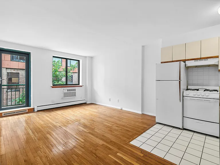 325 W 51st St #2C — Photo 1