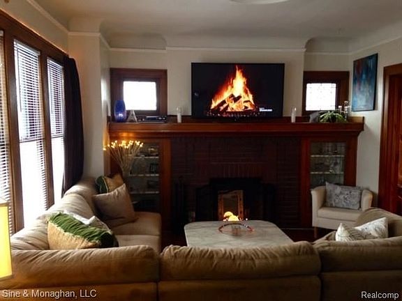2nd image of 1357 Maryland St