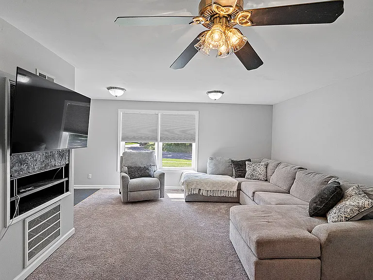 387 Maple Ave — Photo 32