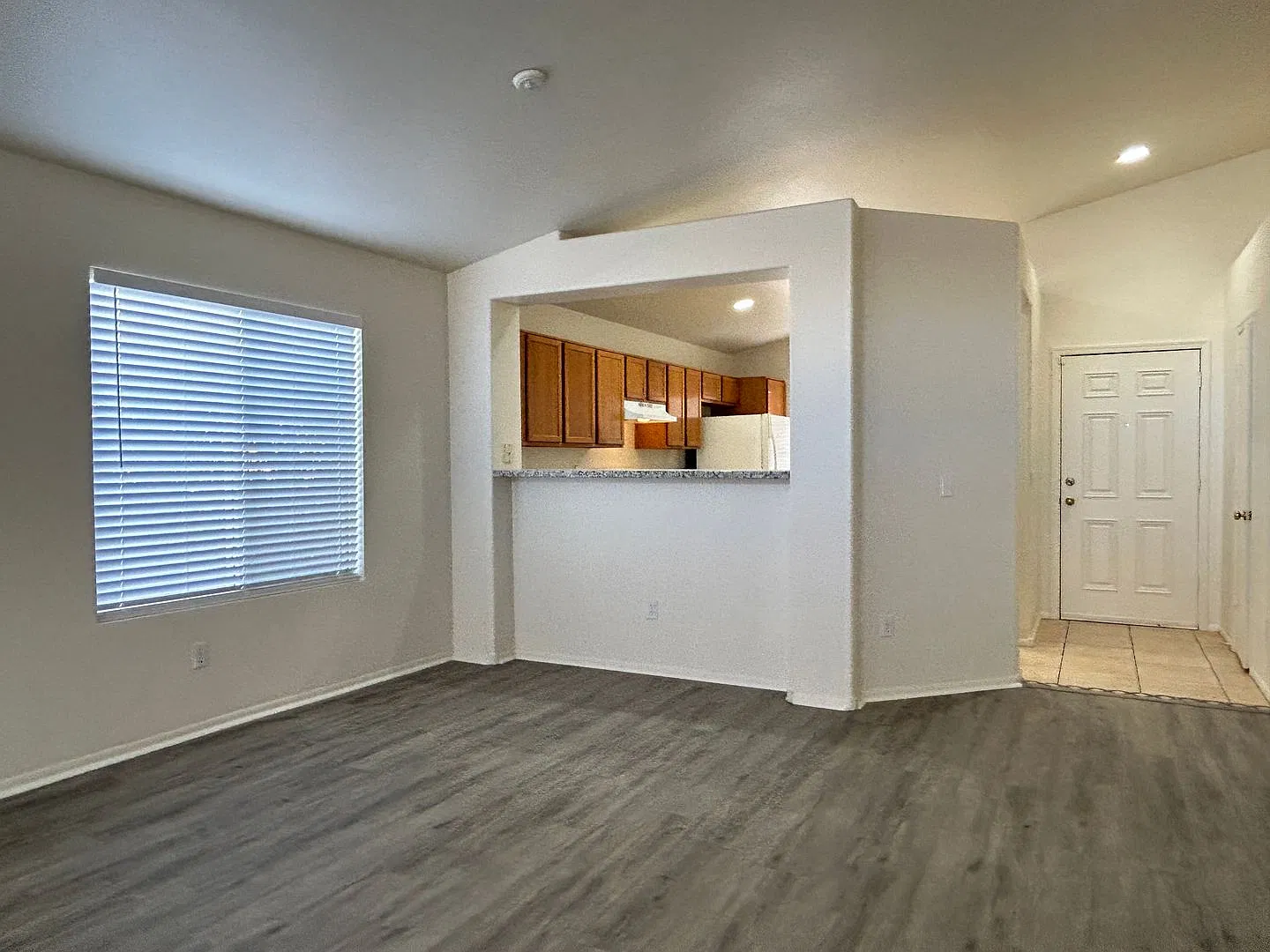 New Paint, New Flooring! 3 Bedroom + Den — Photo 4