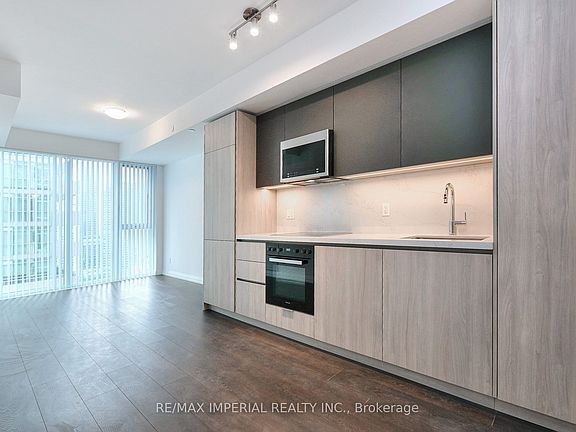 4th image of 400 King St W #2015