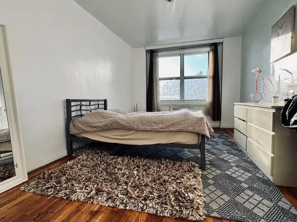 142-05 Roosevelt Avenue image 5 of 12