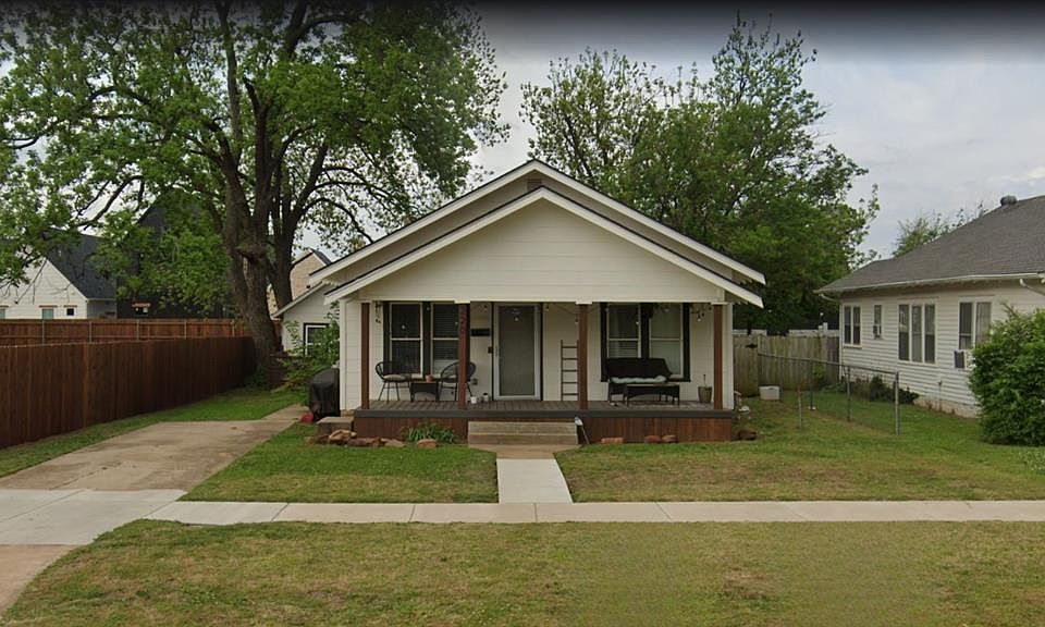 1st image of 220 W Main St