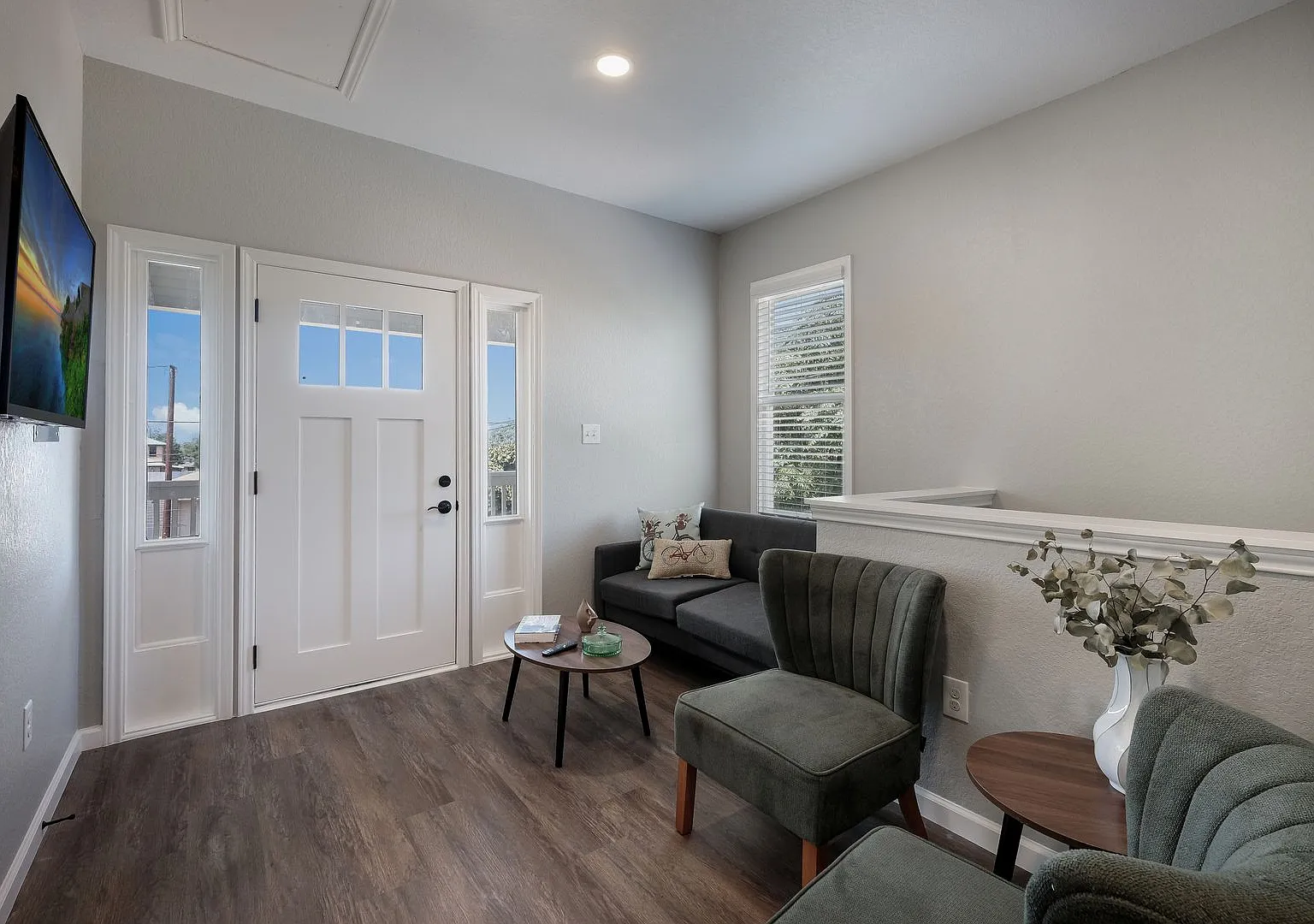 Private Balcony & Prime Location — Photo 4