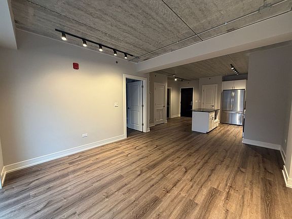 4th image of 950 W Carmen Ave #1