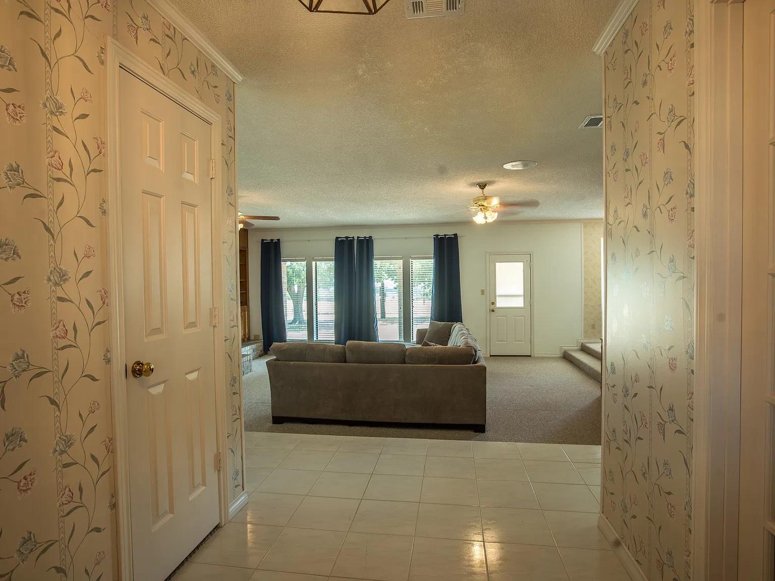 4 bed, 3090 sqft, $3,300 — Photo 2