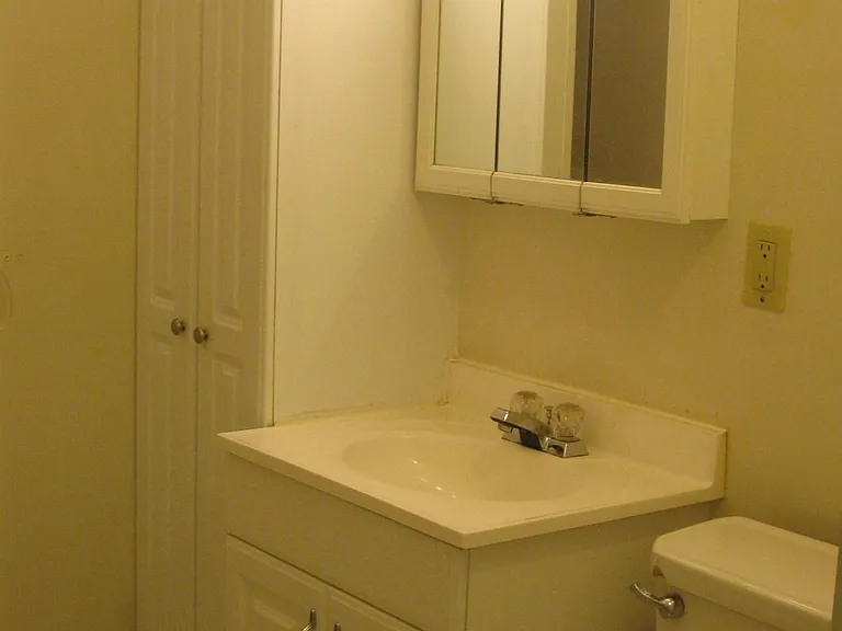 209 E 4th St #2 — Photo 2