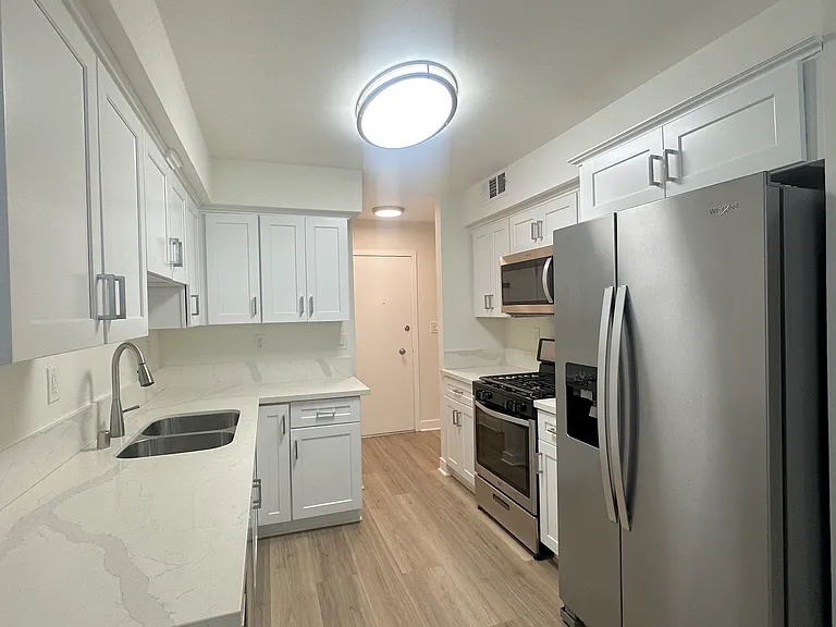 12325 Moorpark St #104 — Photo 3