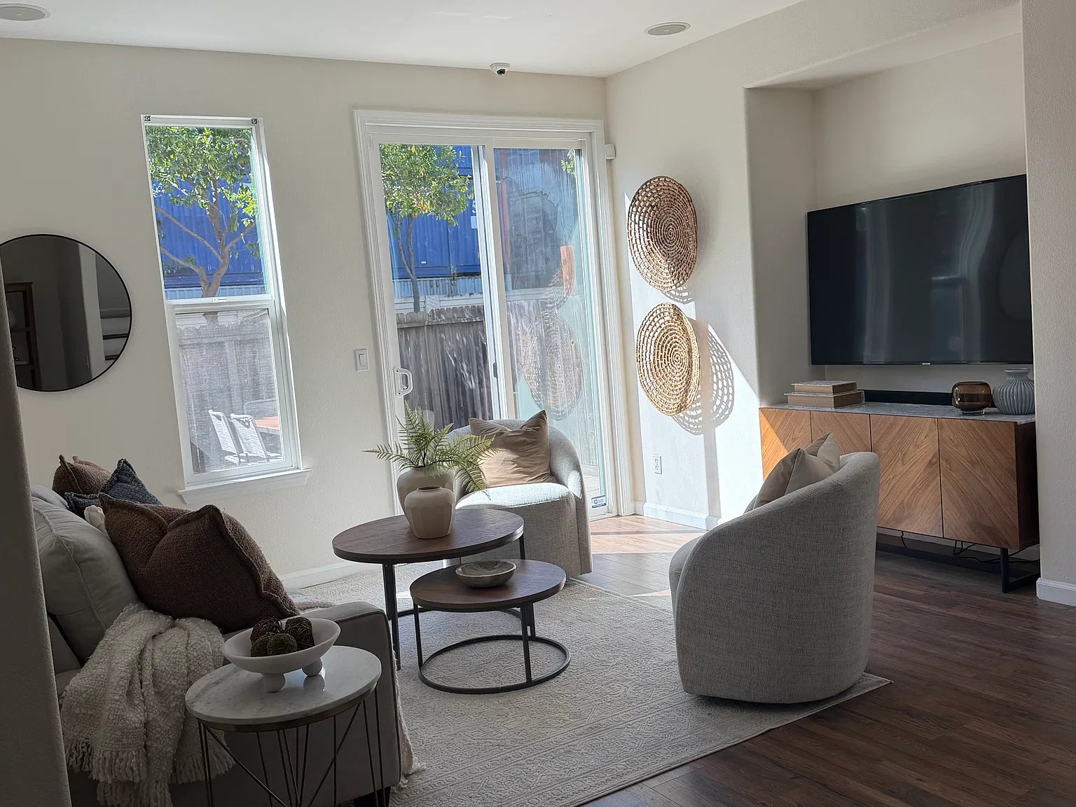 3 bed, 2.5 bath, 1489 sqft, $4,100 — Photo 3