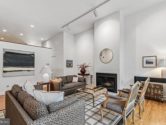 4th image of 2030 Mount Vernon St