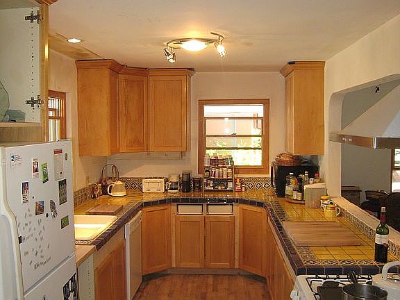 4th image of 858 Highland Dr