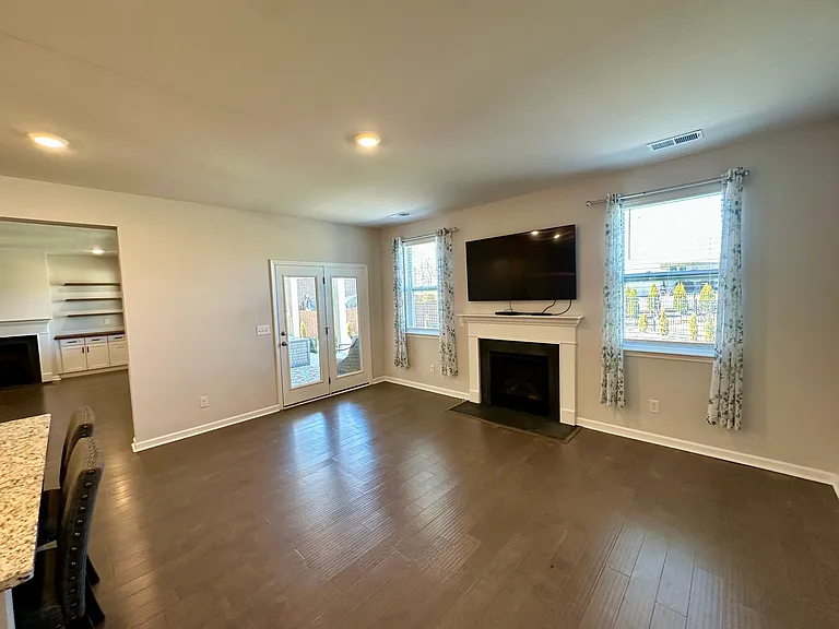 304 Greymoor Ln — Photo 8