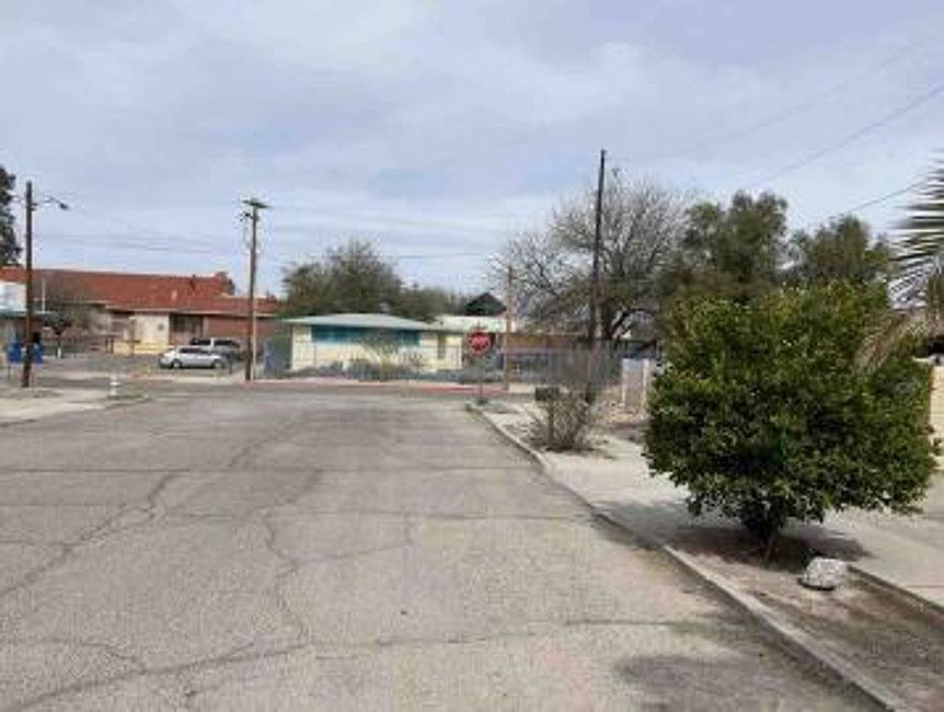 Exterior Neighborhood (street photo)
