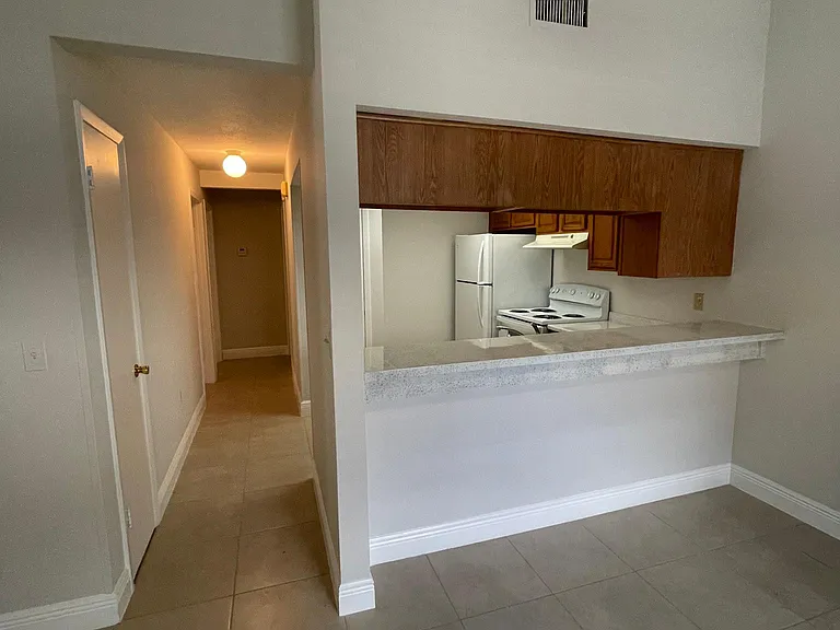 1916 Crystal Grove Dr — Photo 3