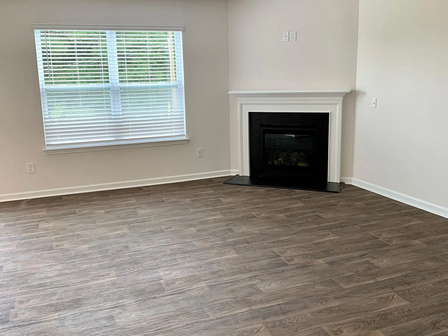5 bed, 2.5 bath, 2454 sqft, $2,100 — Photo 4
