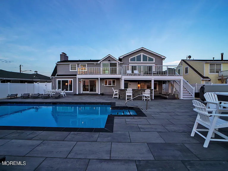 340 Bay Ln — Photo 7