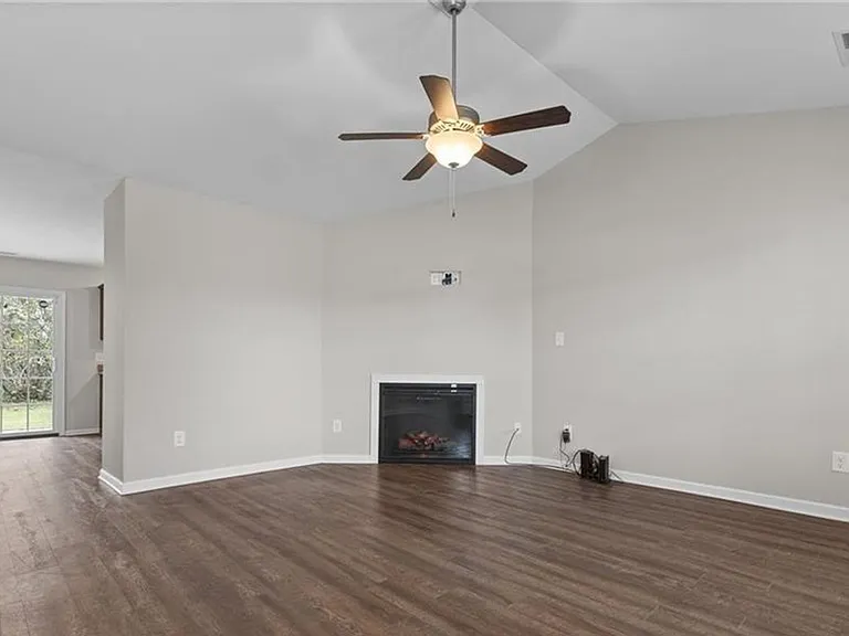 1595 Rossmore Dr — Photo 13