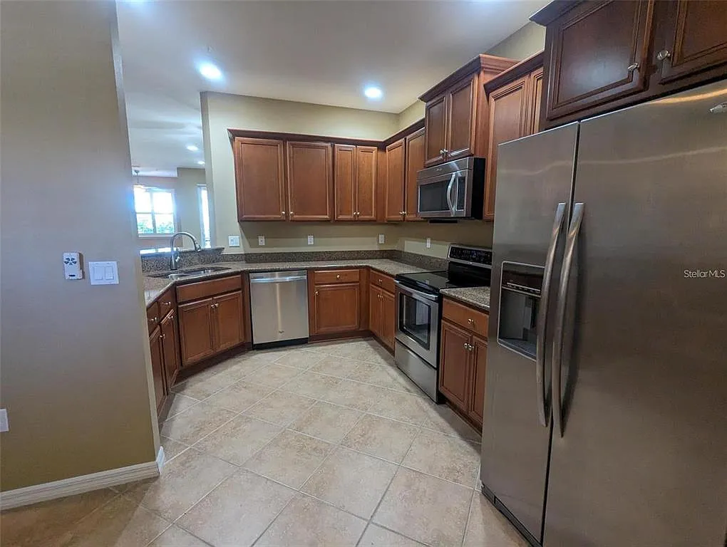 3 bed, 2.5 bath, 1993 sqft, $2,500 — Photo 2