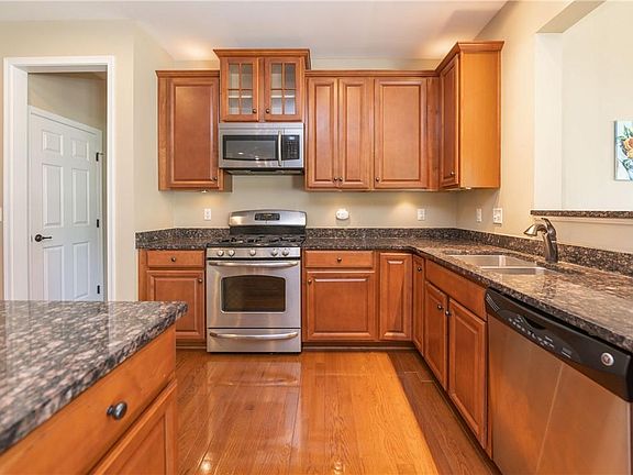 4th image of 94 Woodgreen Dr