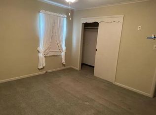 953 S Salt Pond Ave, Marshall, MO 65340