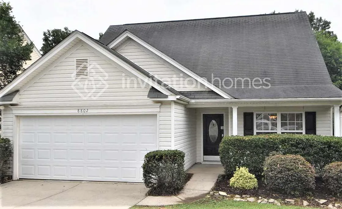 8802 Laurel Run Dr Charlotte, NC 28269 — Photo 1