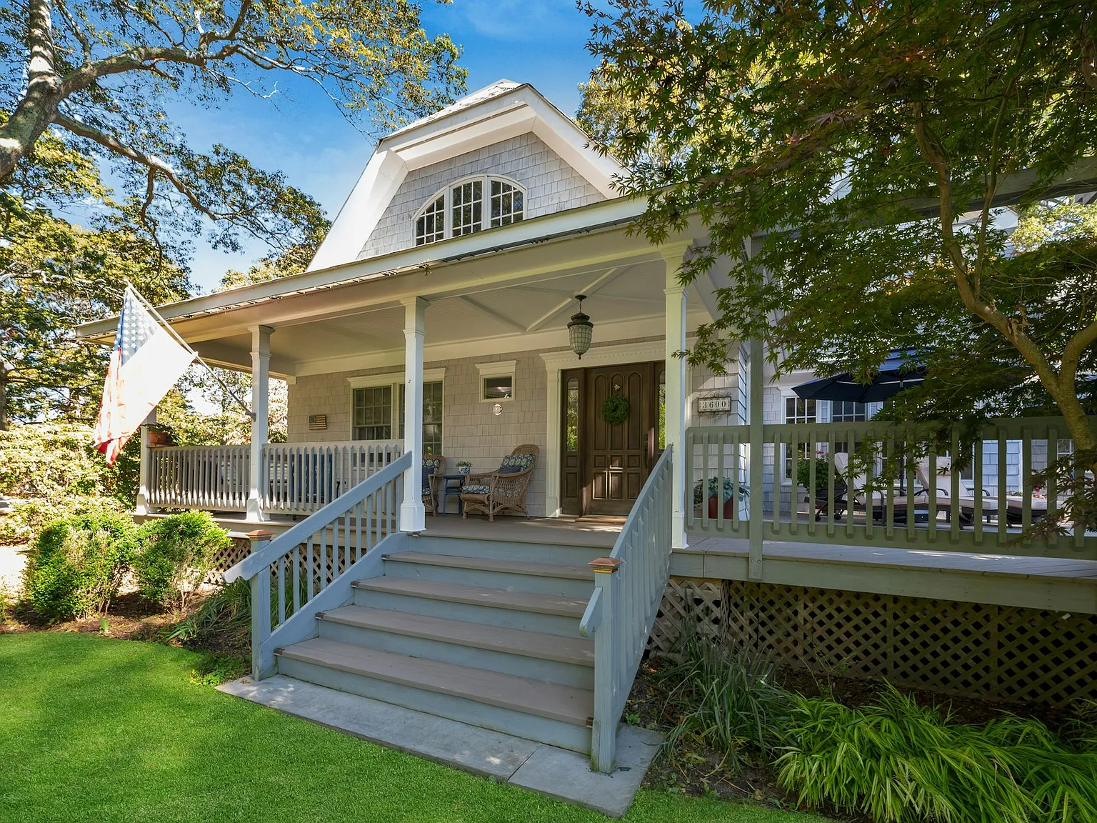 Spacious Home with Covered Porch & Deck Near Beautiful Beach. — Photo 2