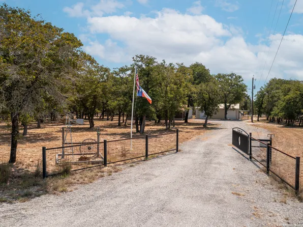 115 LONGHORN RD, Stockdale, TX 78160
