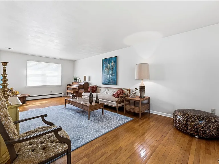 Stanton Dr — Photo 15