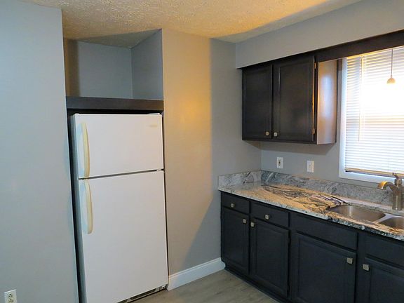 3rd image of 98 Romaine Ave #1