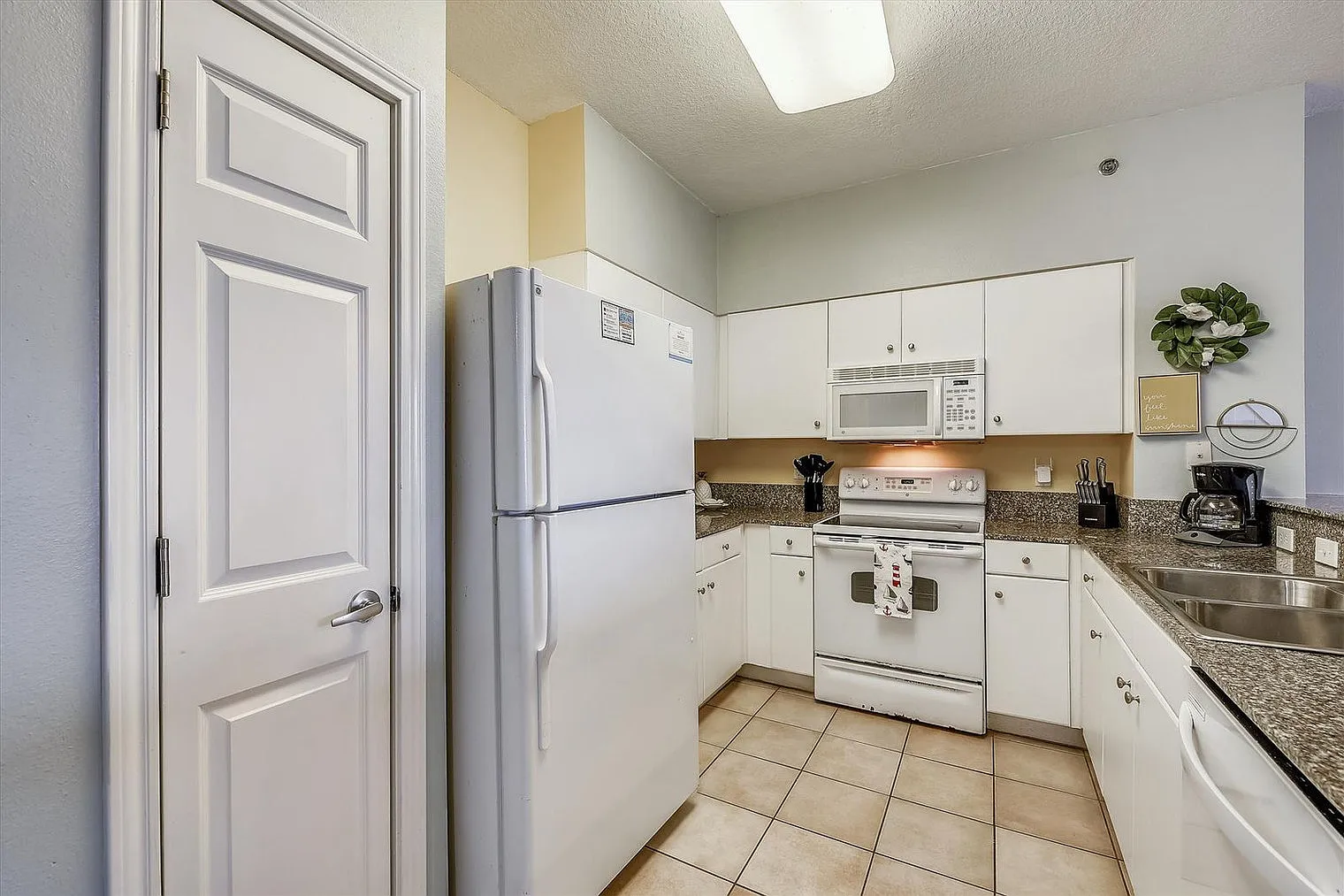 3 bed, 3.0 bath, 1528 sqft, $5,341 — Photo 2