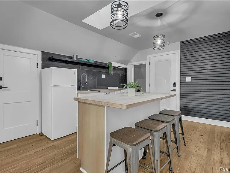 1502 Virginia Park St #B — Photo 5