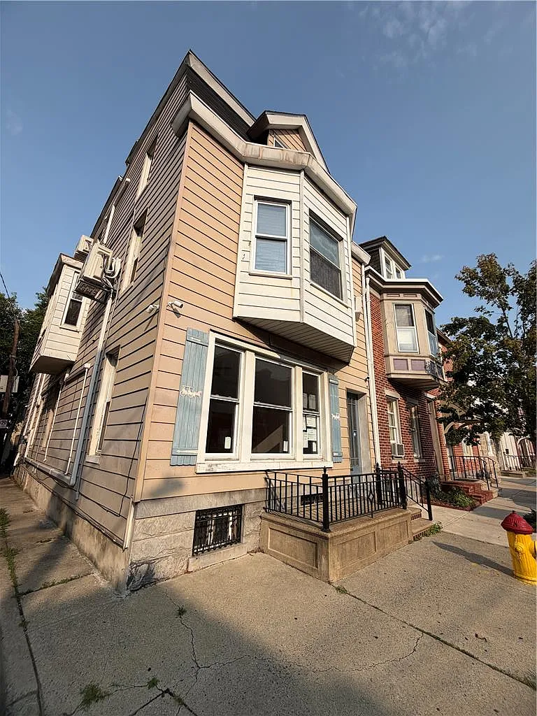 2 bed, 1.0 bath, 750 sqft, $1,525 — Photo 2