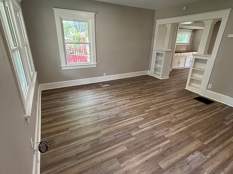 3827 1/2 Lockwood Ave — Photo 2