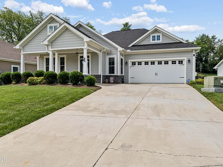 515 Villa Ln — Photo 2