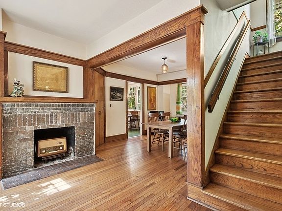 5th image of 2728 Woodbine Ave