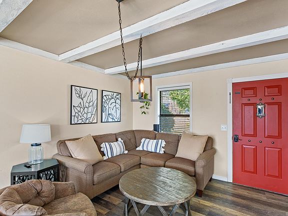 2nd image of 1910 Pineview Cir