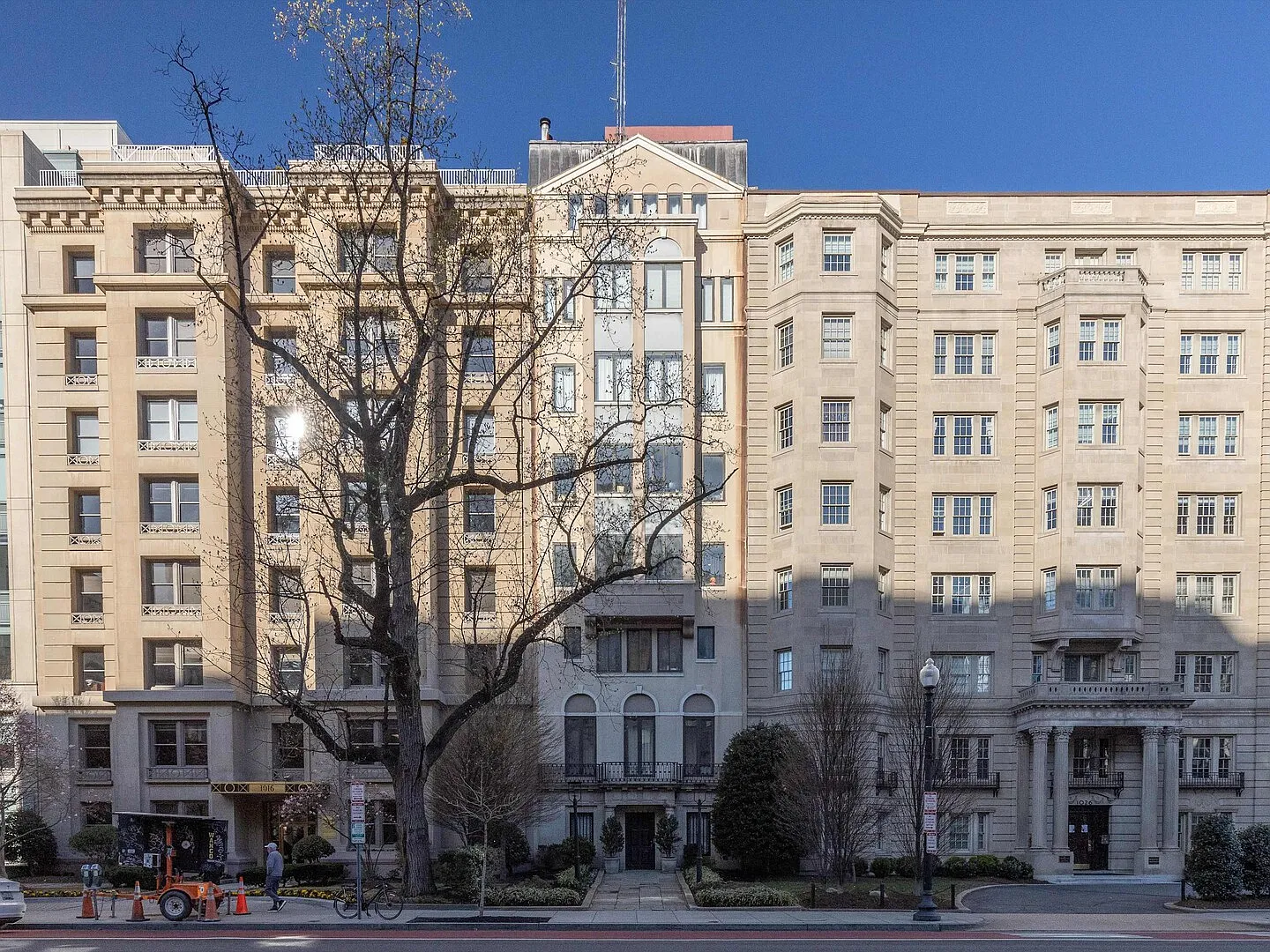 2-BR Neighboring the White House & Nat'l Mall — Photo 4