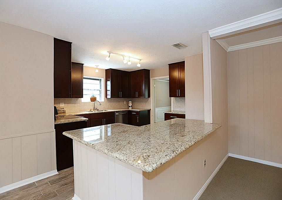 1st image of 13830 Oakwood Ln #0