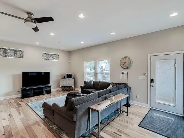 1322 Laurel St — Photo 7