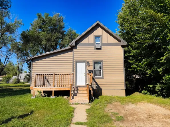 747 Simmons Ave SE, Huron, SD 57350
