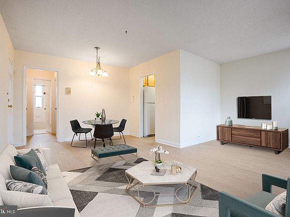 3rd image of 4320-4 N Pershing Dr #43204