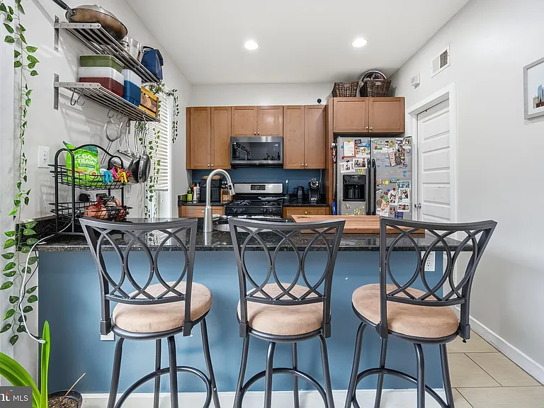 2568 Collins St — Photo 10