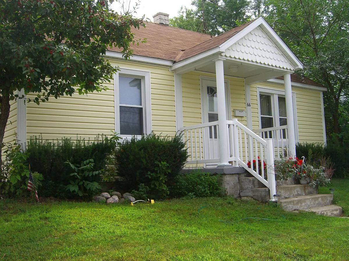 66 Pleasant St photo 1