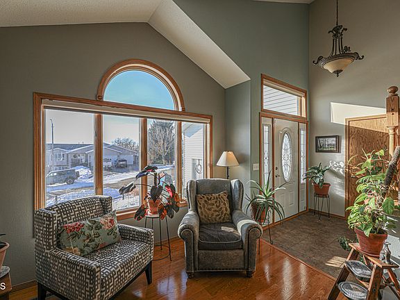 3rd image of 900 Mouton Ave